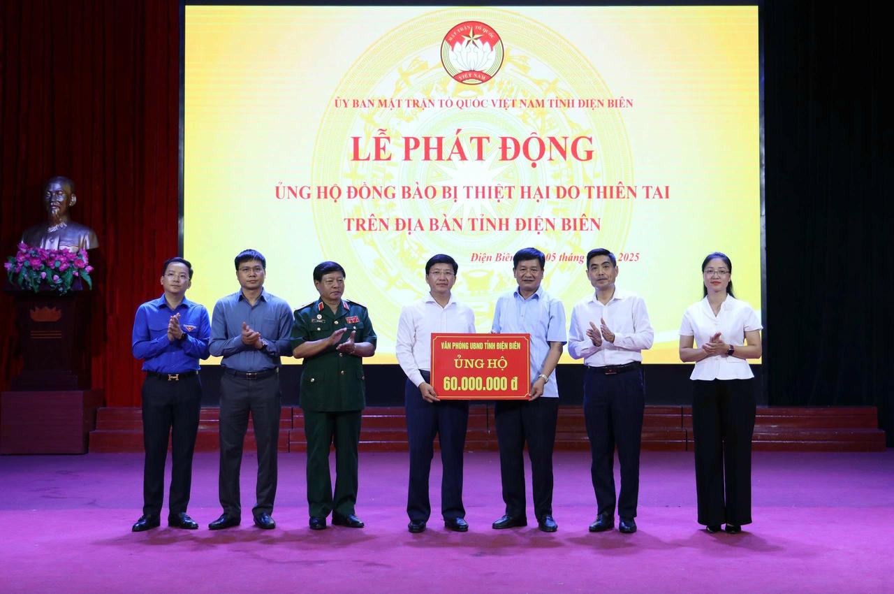  Chủ tịch UBND tỉnh Lê Thành Đô trao tặng tiền do Văn phòng UBND tỉnh ủng hộ đồng bào thiệt hại do thiên tai (Ảnh: CTV).