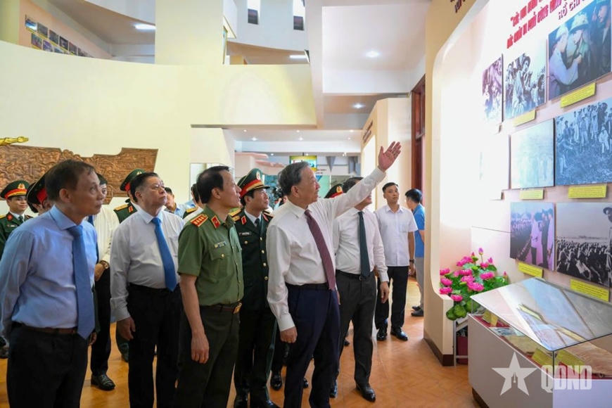 Tổng Bí thư Tô Lâm và các đại biểu đi thăm Bảo tàng Quân đoàn 12 (Ảnh: Báo QĐND)