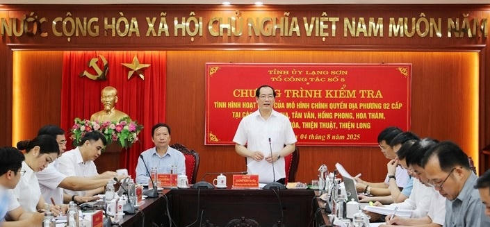 Phó Chủ tịch Thường trực UBND tỉnh Lạng Sơn Dương Xuân Huyên phát biểu kết luận trong buổi làm việc với các xã.