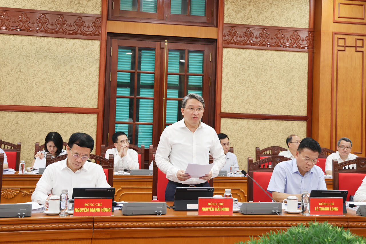 Đồng chí Nguyễn Hải Ninh, Uỷ viên Thường trực Ban Chỉ đạo, Bộ trưởng Bộ Tư pháp báo cáo tại phiên họp.