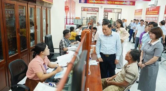 Chủ tịch UBND tỉnh Lạng Sơn kiểm tra thực tế tại Trung tâm Phục vụ hành chính công xã Hữu Lũng.