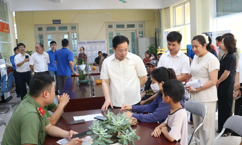 Bí thư tỉnh ủy Lạng Sơn Hoàng Văn Nghiệm kiểm tra tại Trung tâm Phục vụ hành chính công phường Kỳ Lừa.