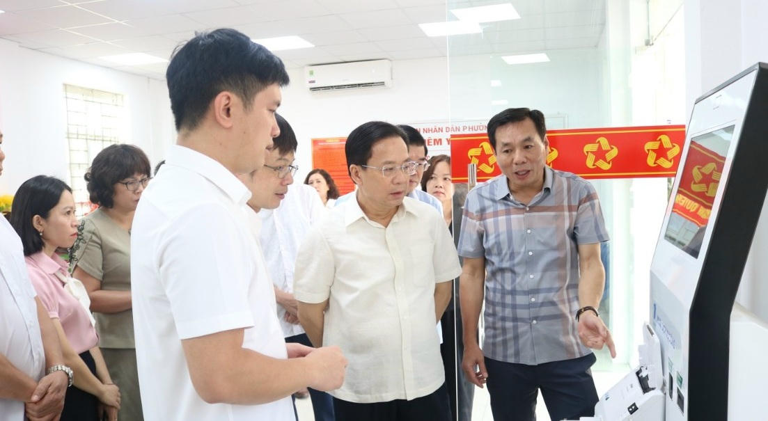 Bí thư tỉnh ủy Lạng Sơn Hoàng Văn Nghiệm kiểm tra cơ sở vật chất tại Trung tâm Phục vụ hành chính công phường Tam Thanh.