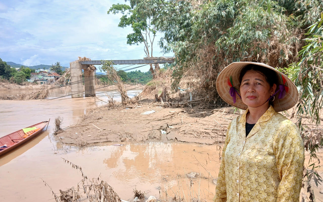 Lũ lớn đã cuốn đổ sập cầu treo vào Bản Chắn. Ảnh: Hữu Anh