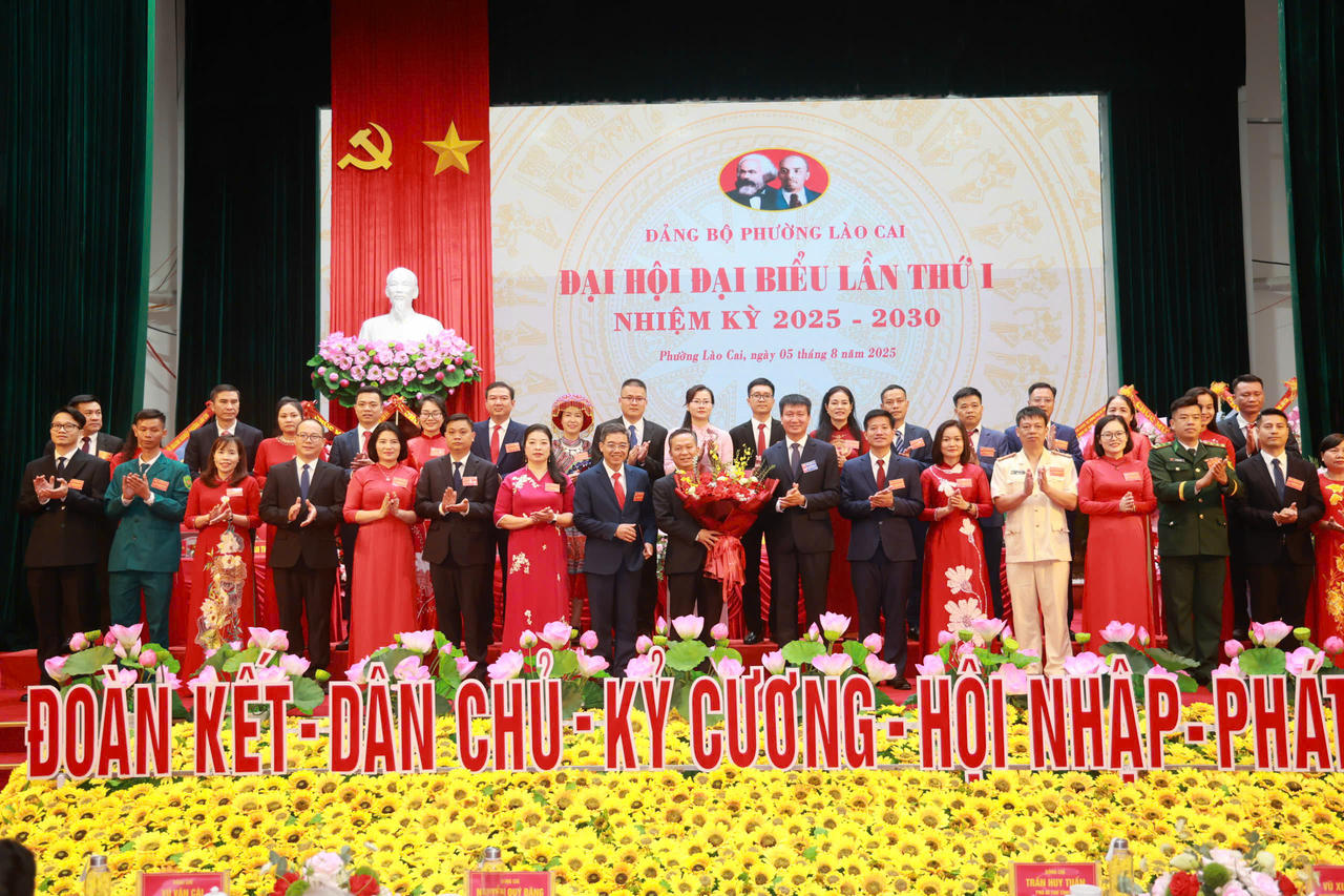 Chủ tịch UBND tỉnh Lào Cai Trần Huy Tuấn tặng hoa chúc mừng Ban chấp hành Đảng bộ phường Lào Cai nhiệm kỳ 2025 -2030.