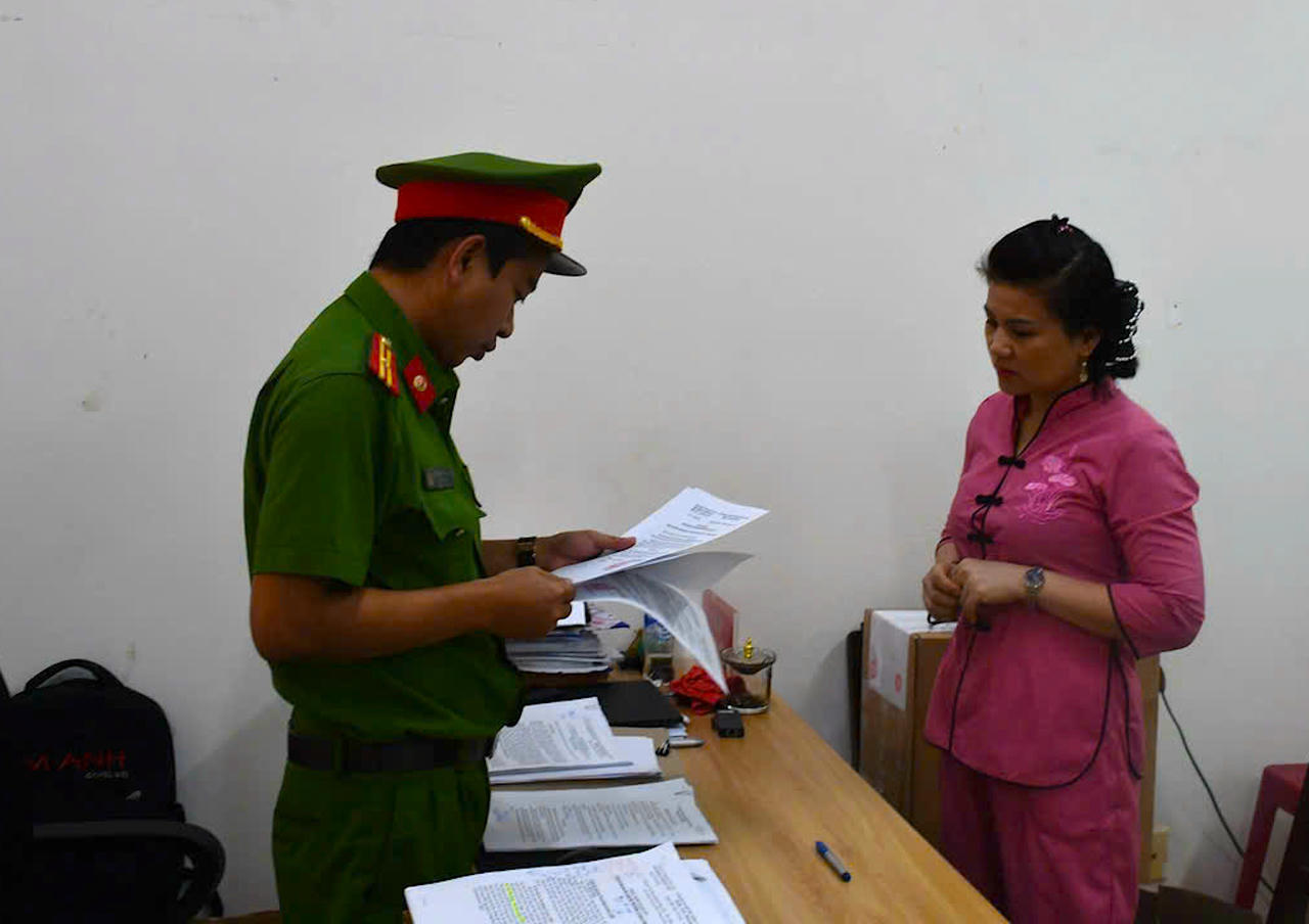 Lực lượng Công an tống đạt các quyết định đối với bà Nguyễn Thị Quyên, người bạo hành cháu K.,.