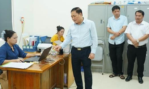 Chủ tịch UBND tỉnh Lạng Sơn Hồ Tiến Thiệu kiểm tra việc thực hiện nhiệm vụ của công chức.