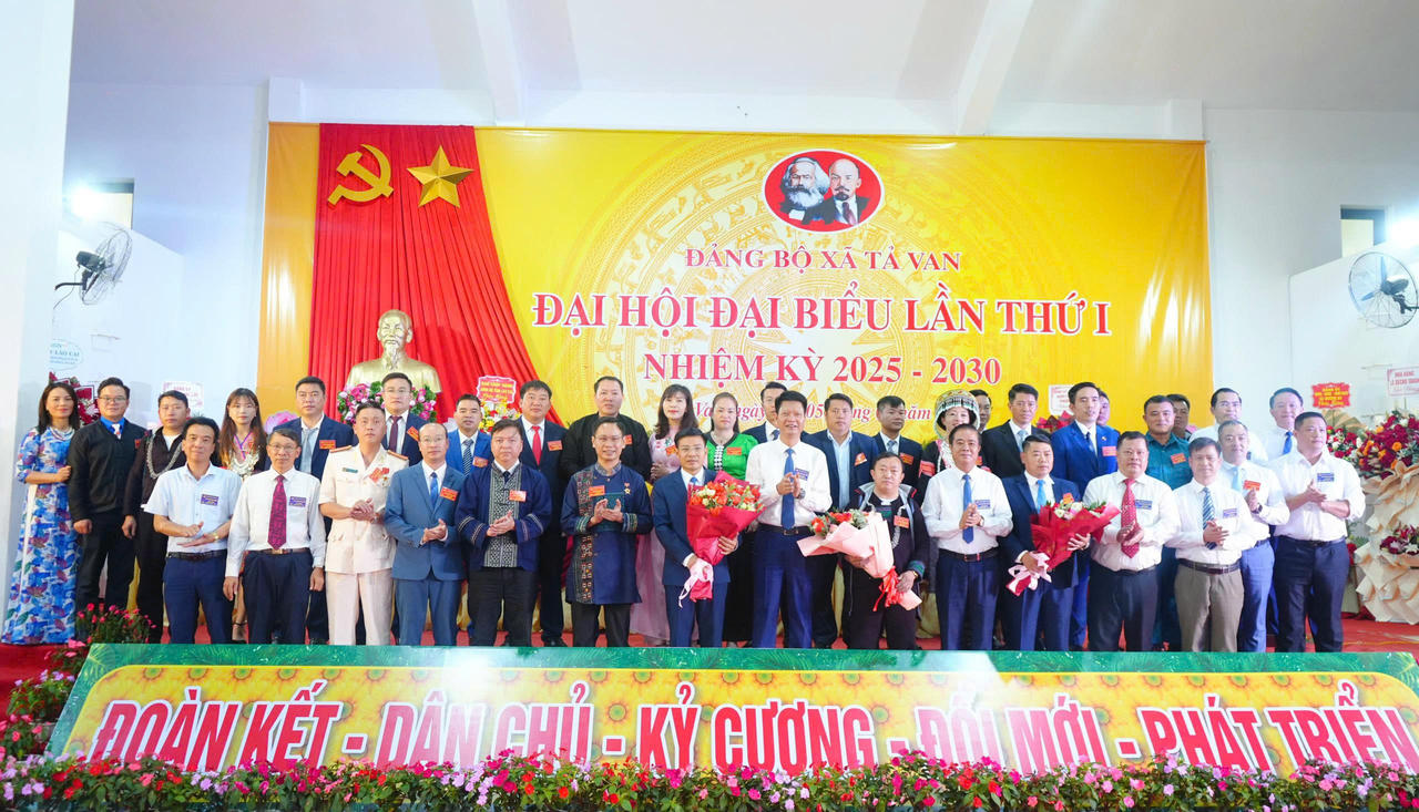 Ban chấp hành Đảng bộ xã Tả Van nhiệm kỳ 2025 - 2030 ra mắt Đại hội.