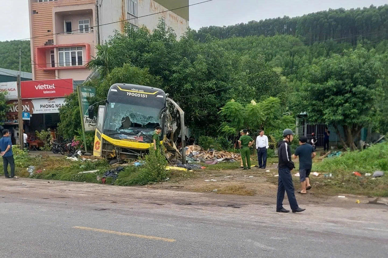 Hiện trường vụ tai nạn đặc biệt nghiêm trọng khiến 10 người chết, 15 người bị thương tại Hà Tĩnh.