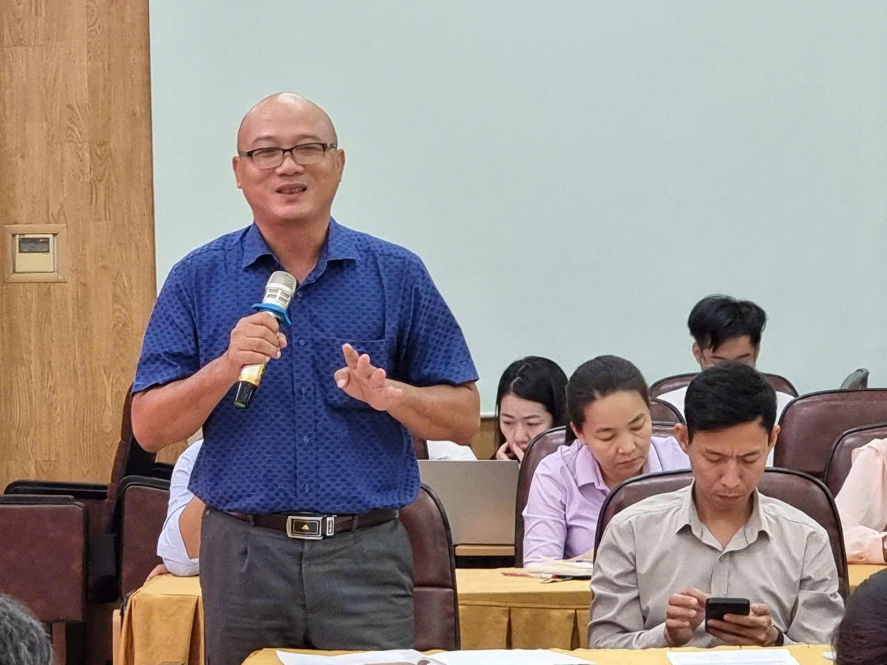 Phó Giám đốc Sở Tư pháp Cần Thơ trình bày ý kiến tại buổi Toạ đàm.