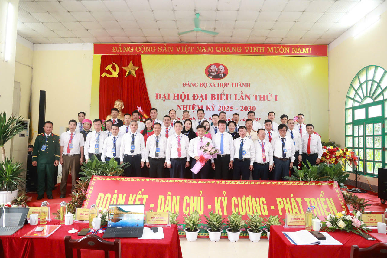 Các đại biểu dự đại hội chụp ảnh lưu niệm.