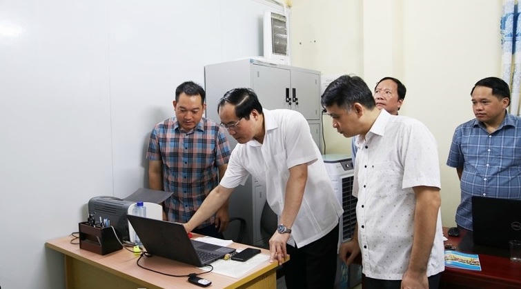 Ông Dương Xuân Huyên, Phó Chủ tịch Thường trực UBND tỉnh Lạng Sơn kiểm tra thực tế tại trụ sở xã Tân Văn.