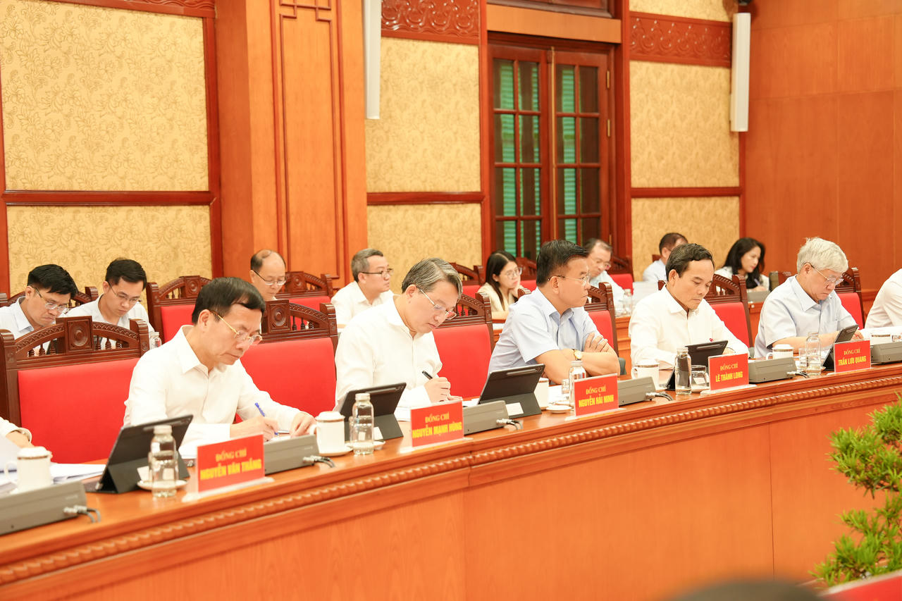 Các đồng chí thành viên Ban Chỉ đạo và các đại biểu tham dự phiên họp.