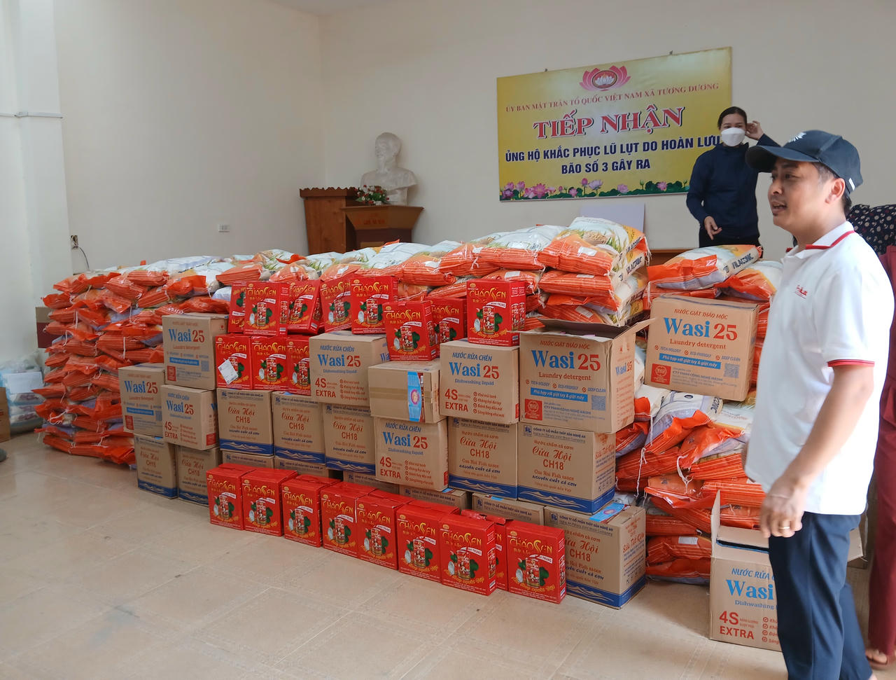 Trước những khó khăn, vất vả của người dân vùng lũ ở miền tây Nghệ An, Báo PLVN đã kêu gọi, vận động các nguồn tài trợ để hỗ trợ bà con. Ảnh: Hữu Anh