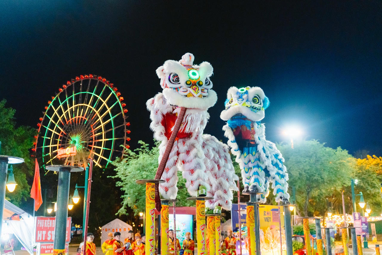 Biểu diễn lân sư rồng tại Da Nang Downtown.