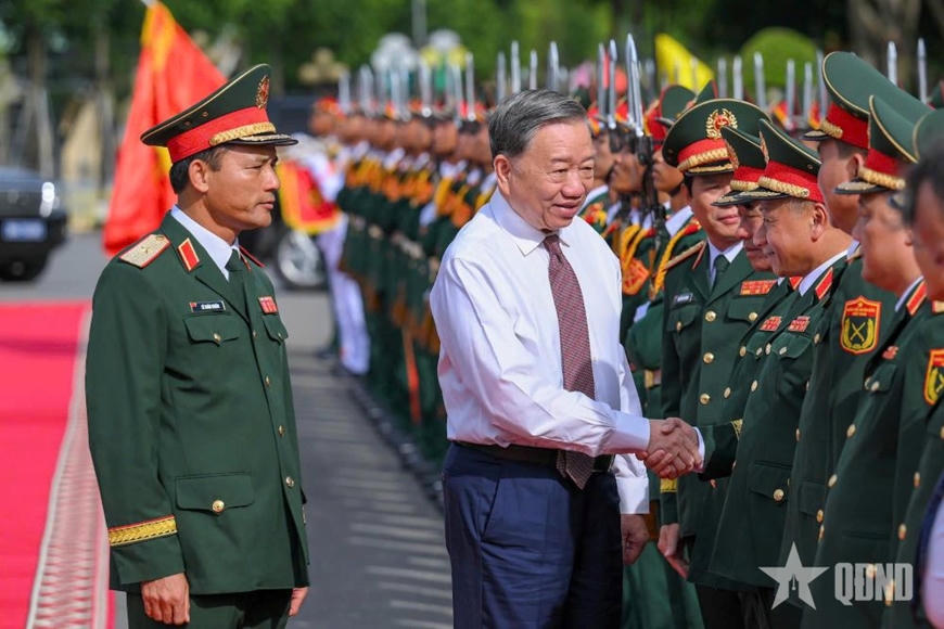 Tổng Bí thư Tô Lâm thăm và làm việc tại Quân đoàn 12, Ninh Bình (Ảnh: Báo QĐND)