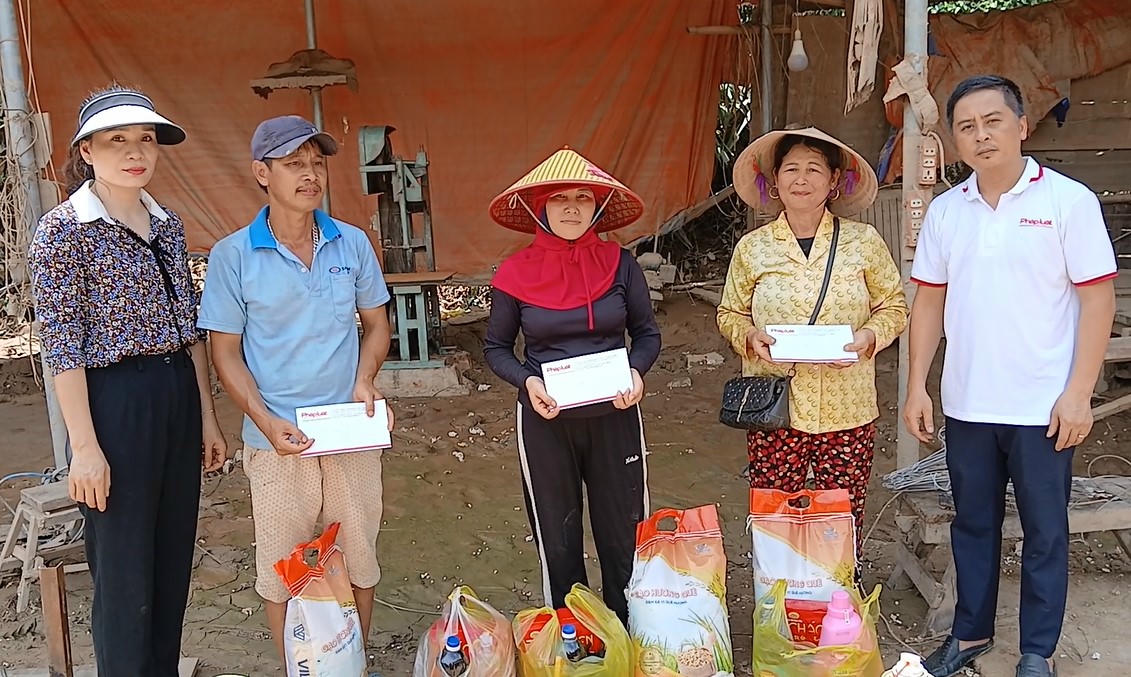 Đại diện Báo Pháp luật Việt Nam di chuyển bằng thuyền vào Bản Chắn trao quà cho bà con bị thiệt hại. Ảnh: Hữu Anh