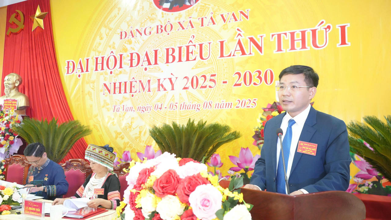 Ông Đỗ Văn Tân, Bí thư Đảng ủy xã Tả Van phát biểu tại Đại hội.