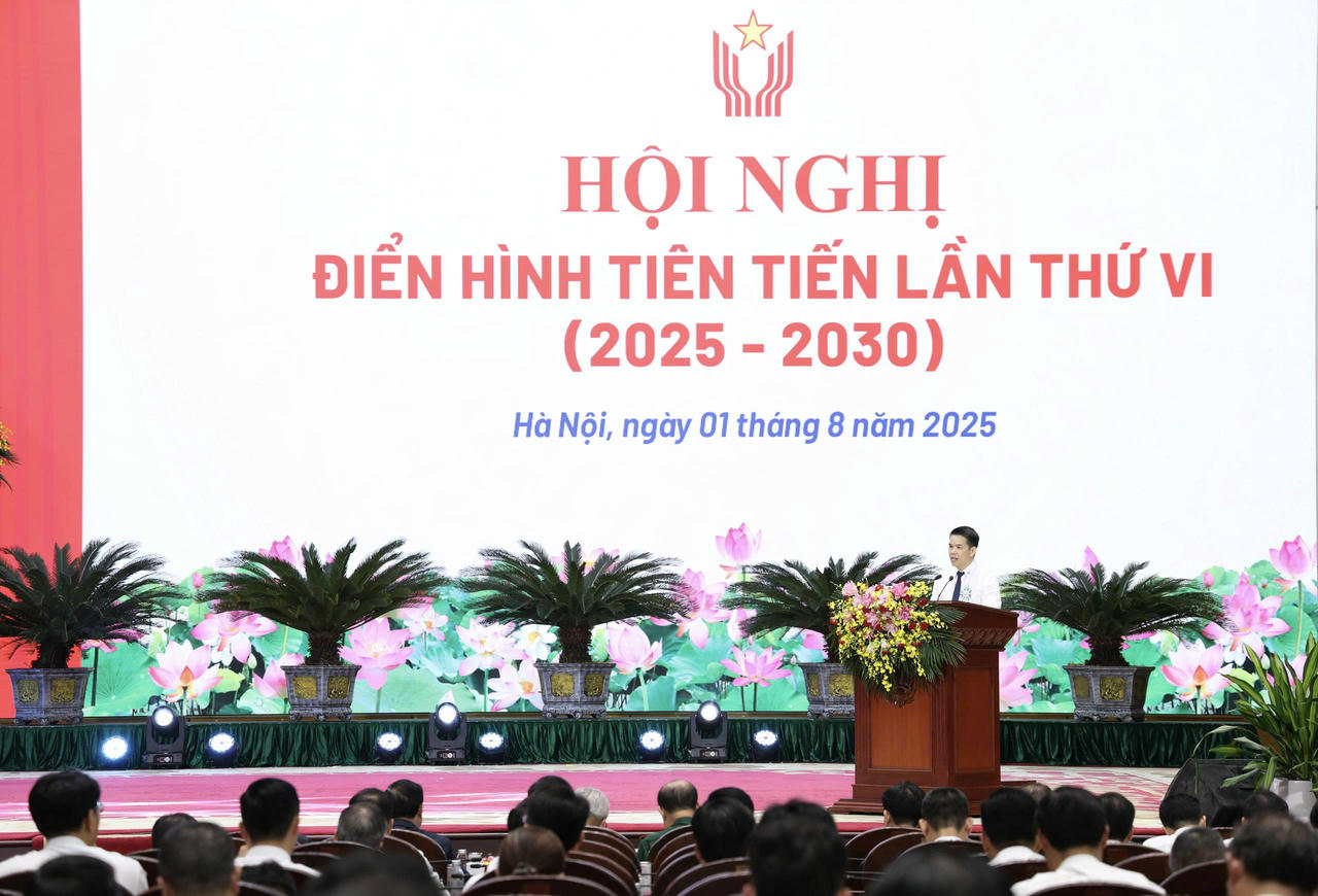 Tổng Giám đốc PV GAS Phạm Văn Phong trình bày tham luận.