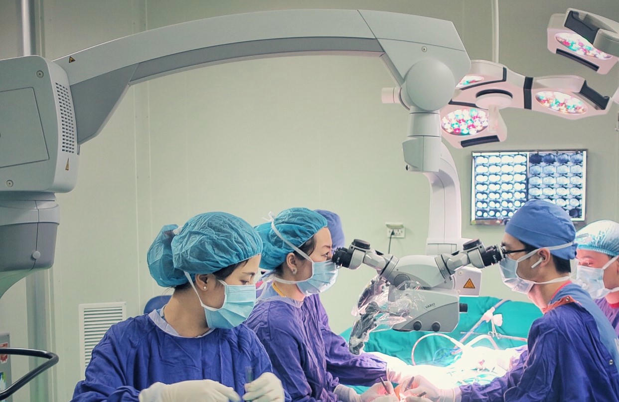 Các bác sĩ của Bệnh viện Việt Đức thực hiện ca phẫu thuật kéo dài hơn 10 giờ đồng hồ.