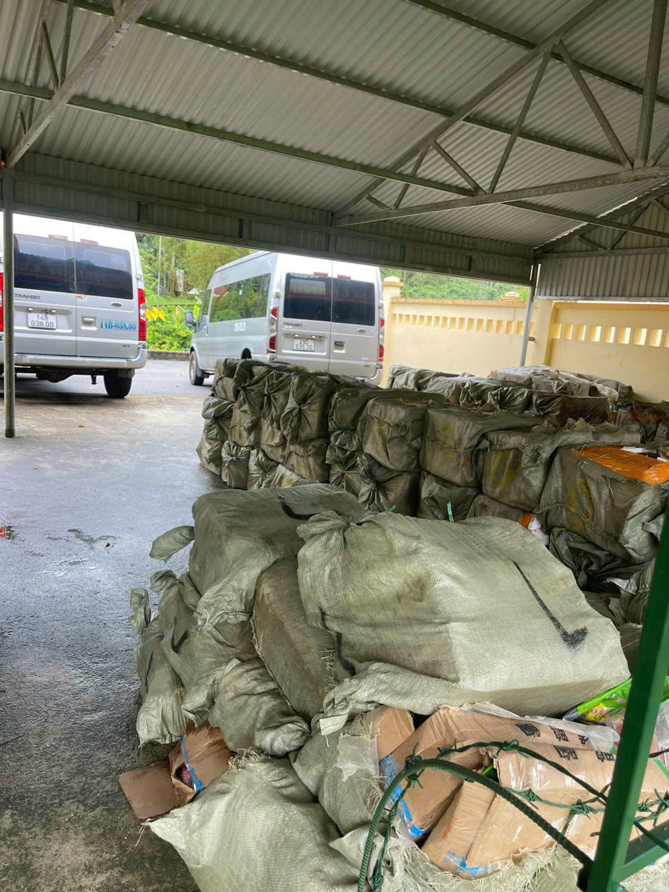 Hai xe ô tô vận chuyển gần 7 tấn thực phẩm đông lạnh không rõ nguồn gốc bị lực lượng chức năng tạm giữ để điều tra làm rõ.