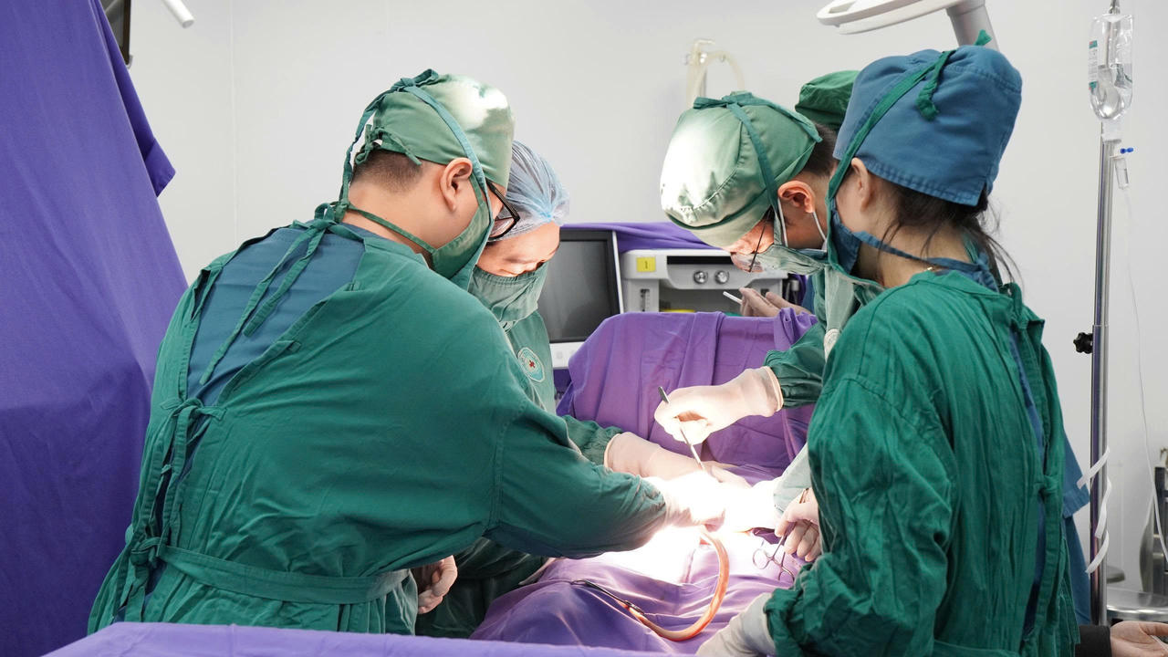 Các bác sĩ khẩn cấp thực hiện ca mổ sinh cho sản phụ.