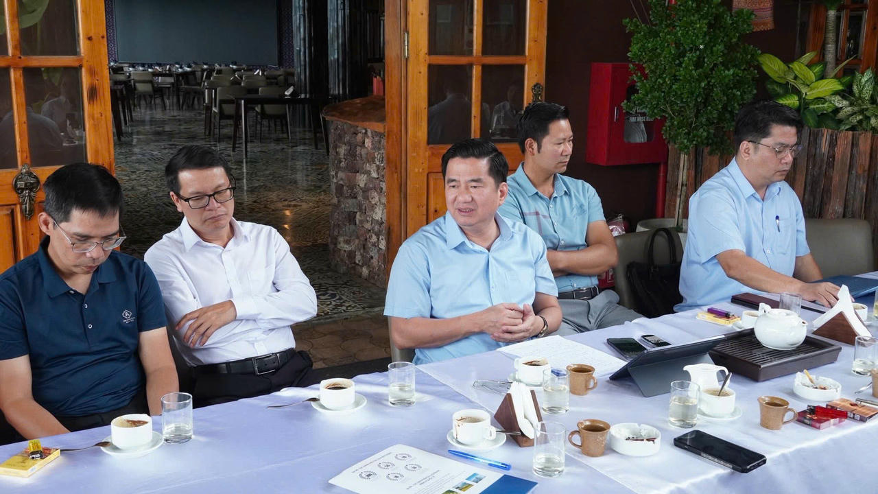 Chủ tịch UBND phường Sa Pa Tô Ngọc Liễn (thứ 3 từ trái sang) cho biết, trong thời gian tới sẽ có những biện pháp quyết liệt giải quyết vấn đề bán hàng rong, trẻ em đeo bám du khách...