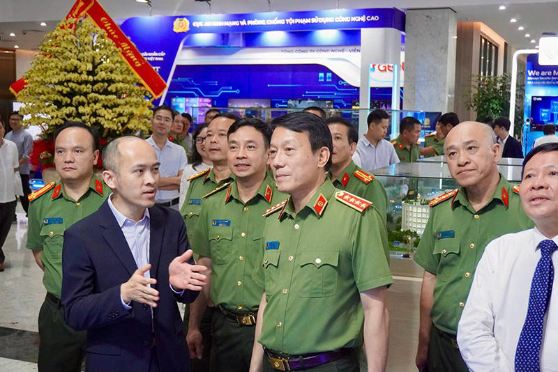 Đại tướng Lương Tam Quang, Ủy viên Bộ Chính trị, Bộ trưởng Bộ Công an, Chủ tịch Hiệp hội An ninh mạng quốc gia nghe giới thiệu về các gian hàng ANM tại sự kiện (Ảnh: HHANMQG)