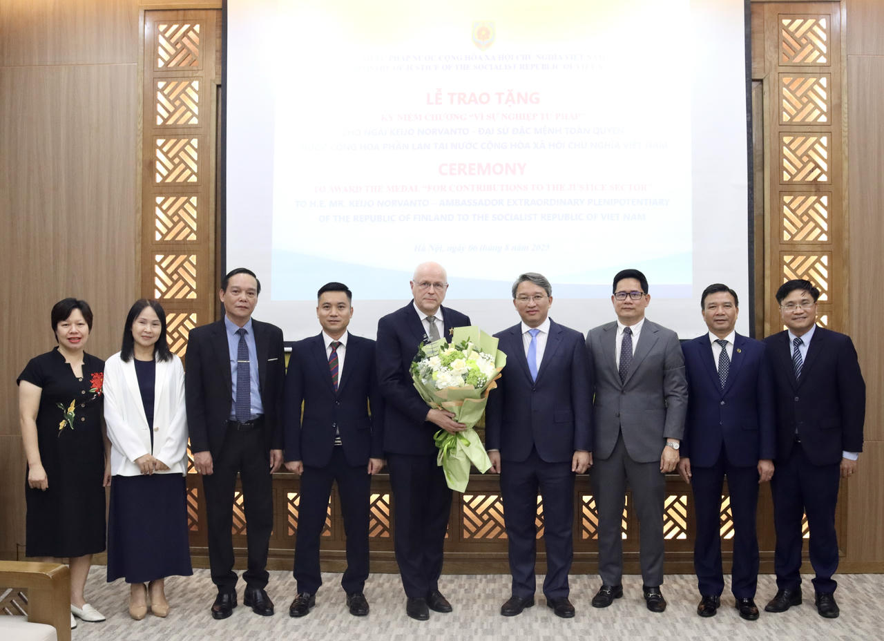 Bộ trưởng Nguyễn Hải Ninh cùng đại diện các đơn vị thuộc Bộ chụp ảnh lưu niệm với Đại sứ Keijo Norvanto cùng đoàn công tác.