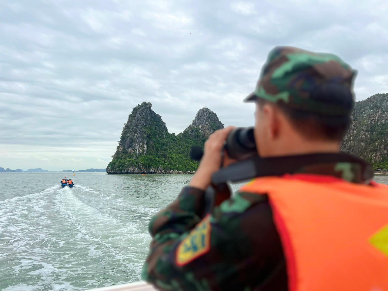Tàu quân y và các xuồng cơ động thực hiện tuần tra từ 7h-18h hàng ngày tại các tuyến du lịch của vịnh Hạ Long.