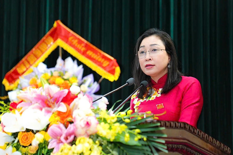  Bà Đinh Thị Lụa, Phó Bí thư Thường trực Tỉnh ủy, Bí thư Đảng ủy các cơ quan Đảng tỉnh phát biểu khai mạc.