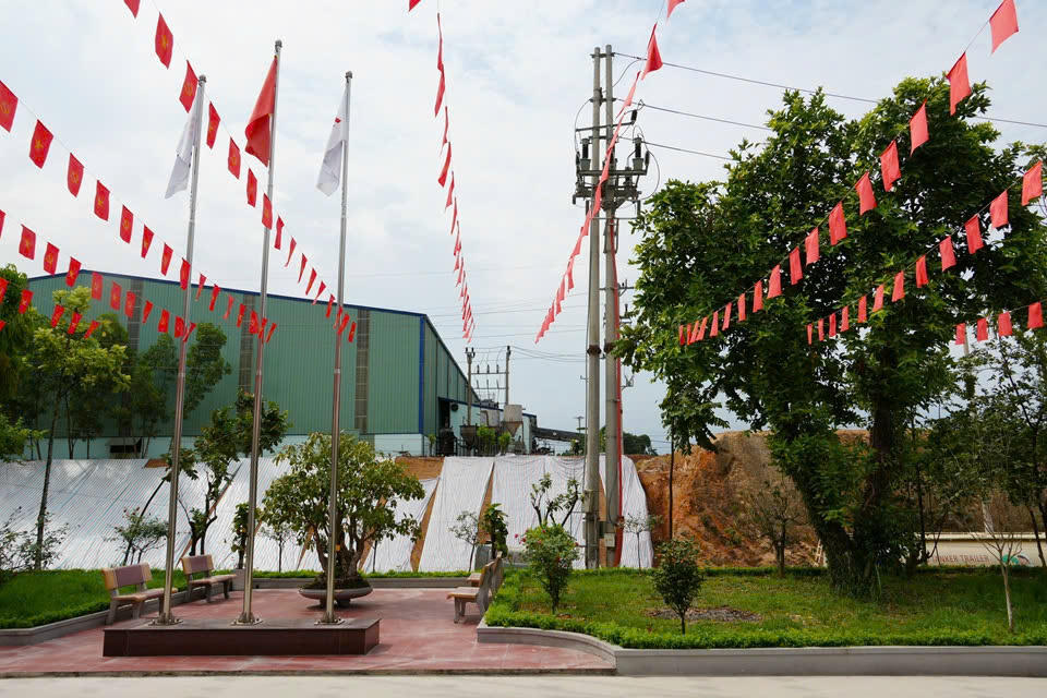 Đường dây cấp điện cho các nhà máy thuộc Tập đoàn Nhựa Châu Âu (EUP)