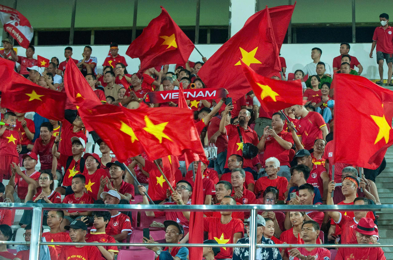 Cô động viên vui mừng khi trận đấu kết thúc mang lại chiến thắng cho đội tuyển nữ Việt Nam