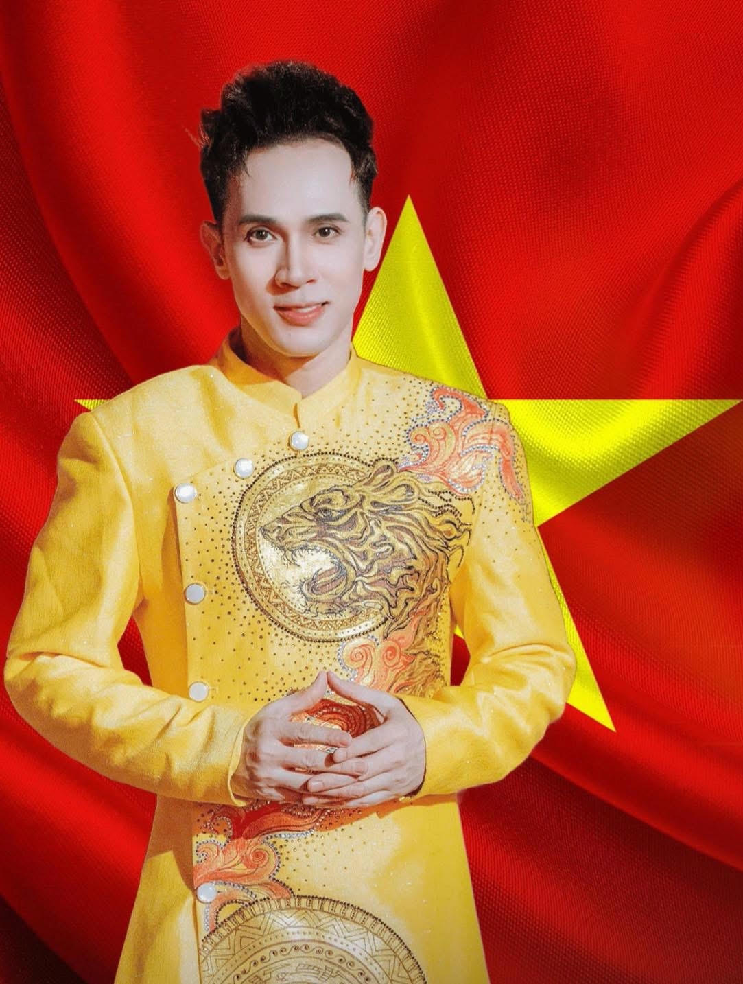 Nam ca sĩ quảng bá dự án “Việt Nam: Kỷ nguyên vươn mình”. Ảnh: NVCC