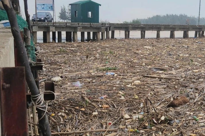 Rác đổ về 'bủa vây' cảng cá, khu tàu neo đậu tránh bão ở Hà Tĩnh