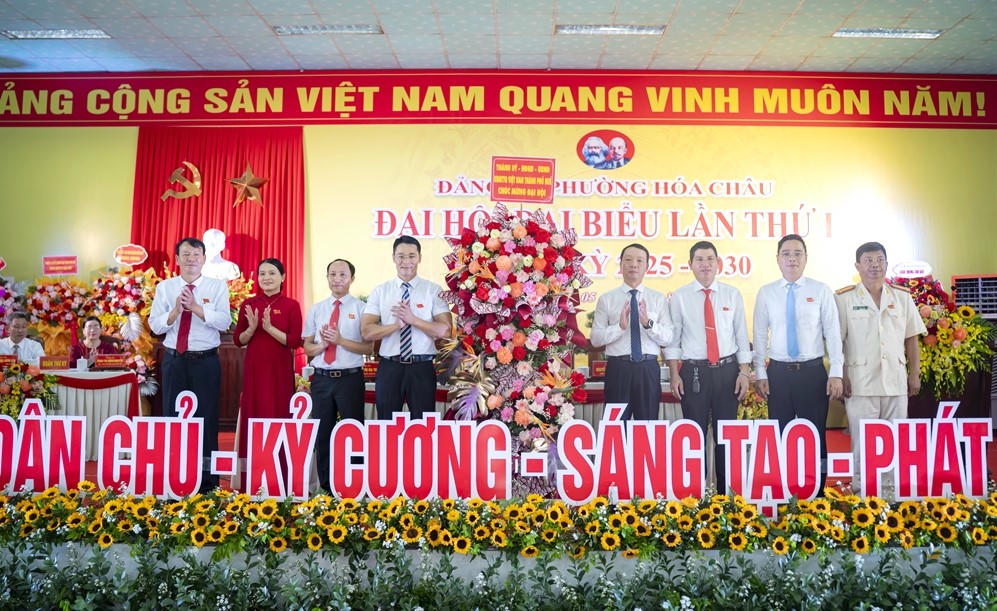 Ông Phan Thiên Định, Trưởng ban Kinh tế ngân sách HĐND TP Huế (thứ tư, từ bên phải sang) tặng hoa chúc mừng Đại hội.