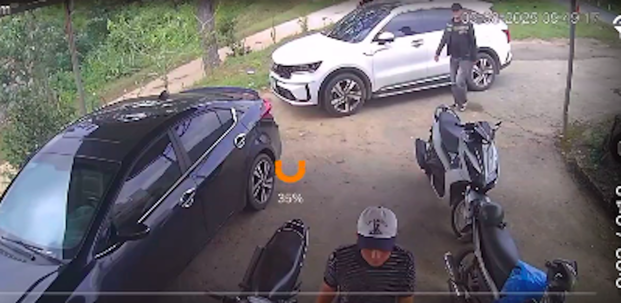 Nhóm người đến trụ sở Trạm quản lý bảo vệ rừng Suối Cạn, một người đi vào phòng làm việc. (Ảnh cắt từ clip)