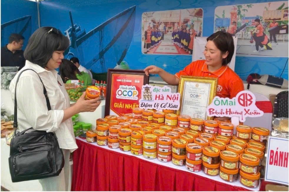 Chị Lệ thường xuyên tham gia những hội chợ, triển lãm, tuần hàng giới thiệu sản phẩm OCOP để đưa thương hiệu ô mai Bách Hương Xuân được nhiều người biết đến.