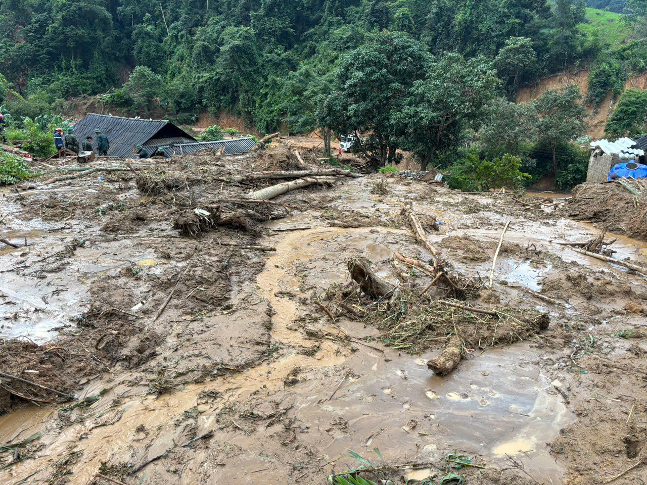 Hàng chục ngôi nhà tại bản Háng Pu Xi bị đất đá vùi lấp trong trận mưa lũ vừa qua (Ảnh: PV).