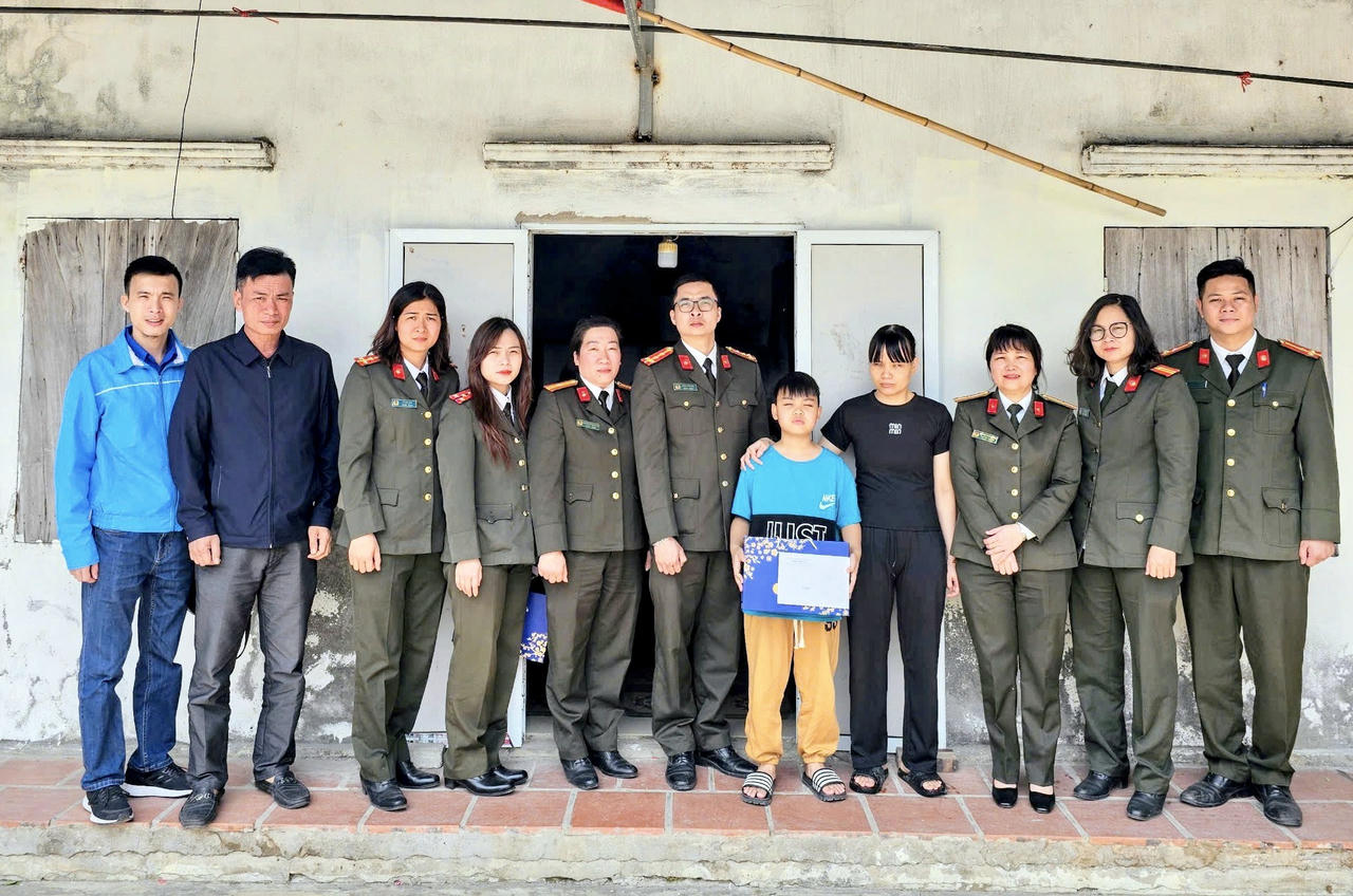 Công an TP tổ chức các hoạt động "về nguồn", trao tặng quà cho các em nhỏ có hoàn cảnh khó khăn trên địa bàn.