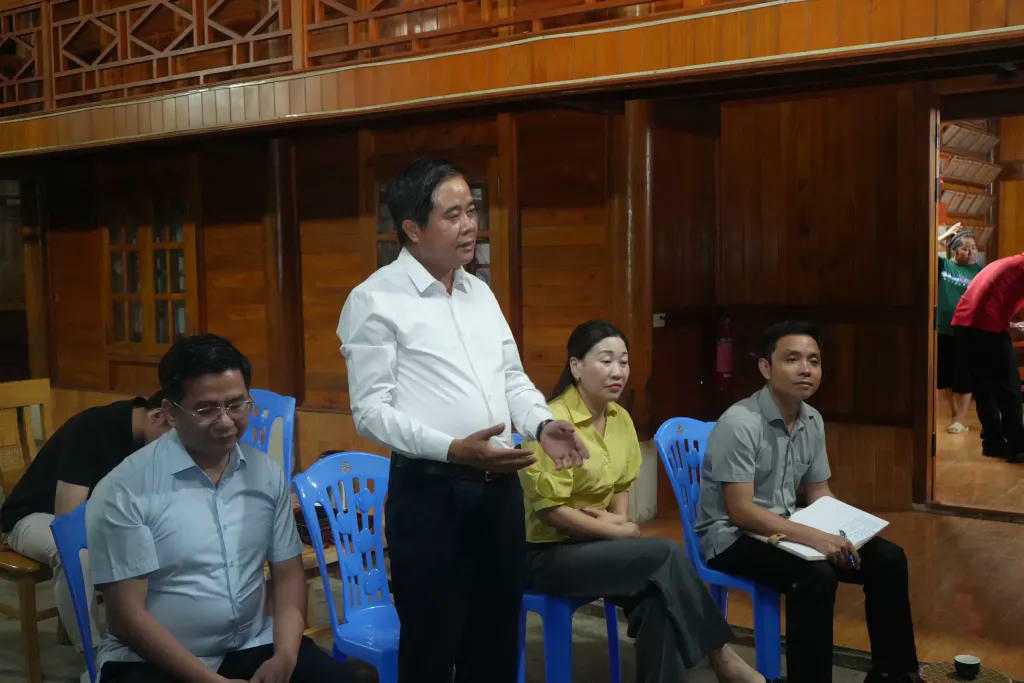 Lãnh đạo phường Sa Pa đã trực tiếp đến để lắng nghe tâm tư, nguyện vọng của bà con nhân dân tổ dân phố Cầu Mây 2.