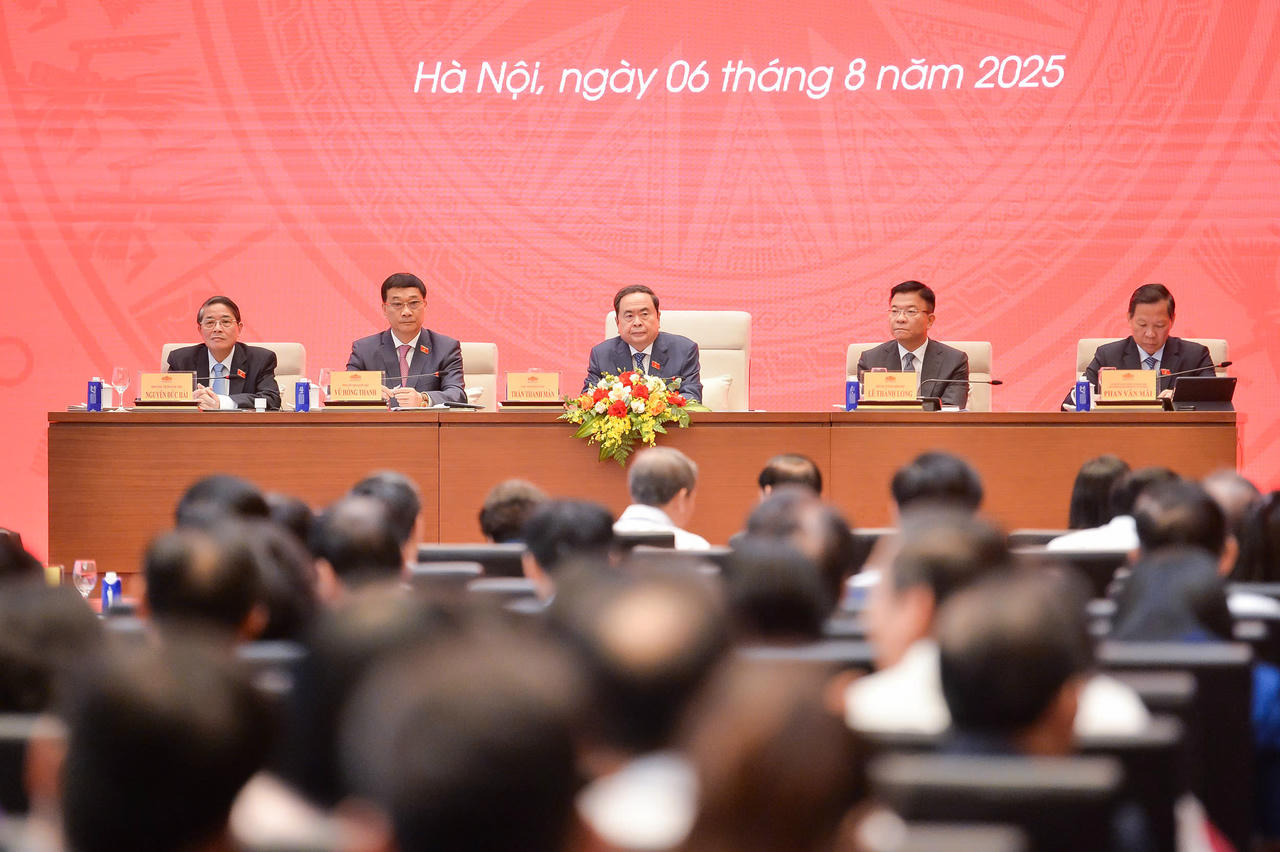 Các lãnh đạo điều hành Diễn đàn. (Ảnh: quochoi.vn)