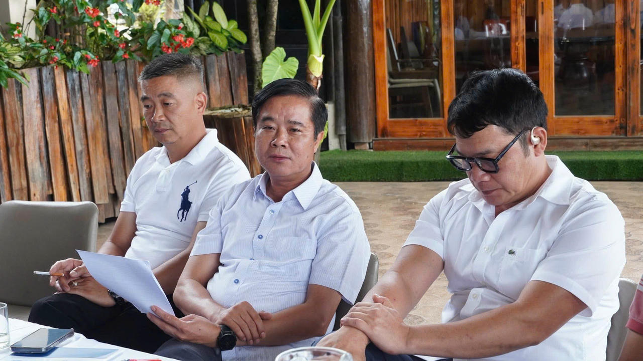 Bí thư Đảng ủy phường Sa Pa Phan Đăng Toàn (người ngồi giữa) chia sẻ với các doanh nghiệp.