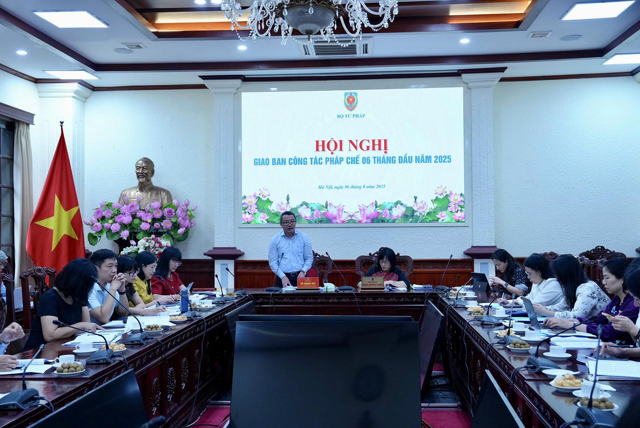 Cục trưởng Cục Kiểm tra văn bản và Quản lý xử lý vi phạm hành chính Hồ Quang Huy phát biểu.