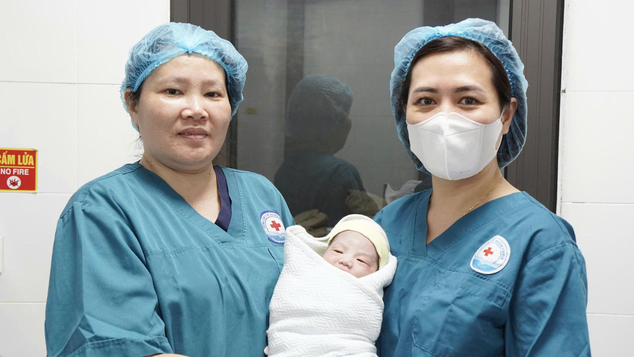 Sản phụ sinh con an toàn sau khi được đưa cấp cứu từ đảo về bờ.