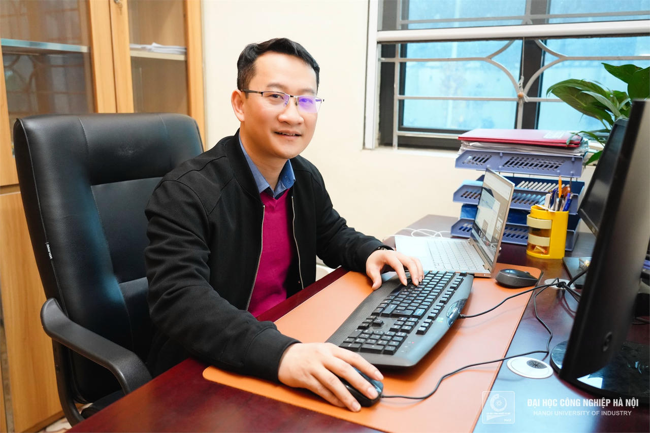 TS. Vũ Việt Thắng – Phó trưởng Phòng Đào tạo.