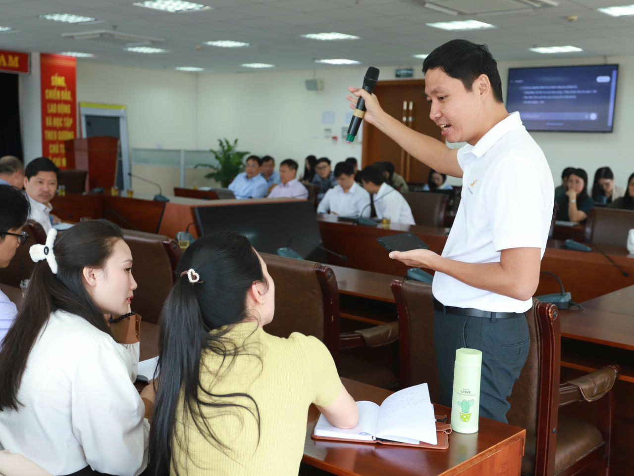 Ông Nguyễn Minh Sơn, Phó Trưởng khoa Công nghệ thông tin, trường Đại học Lạc Hồng hướng dẫn, giải đáp cho cán bộ tư pháp Lâm Đồng.