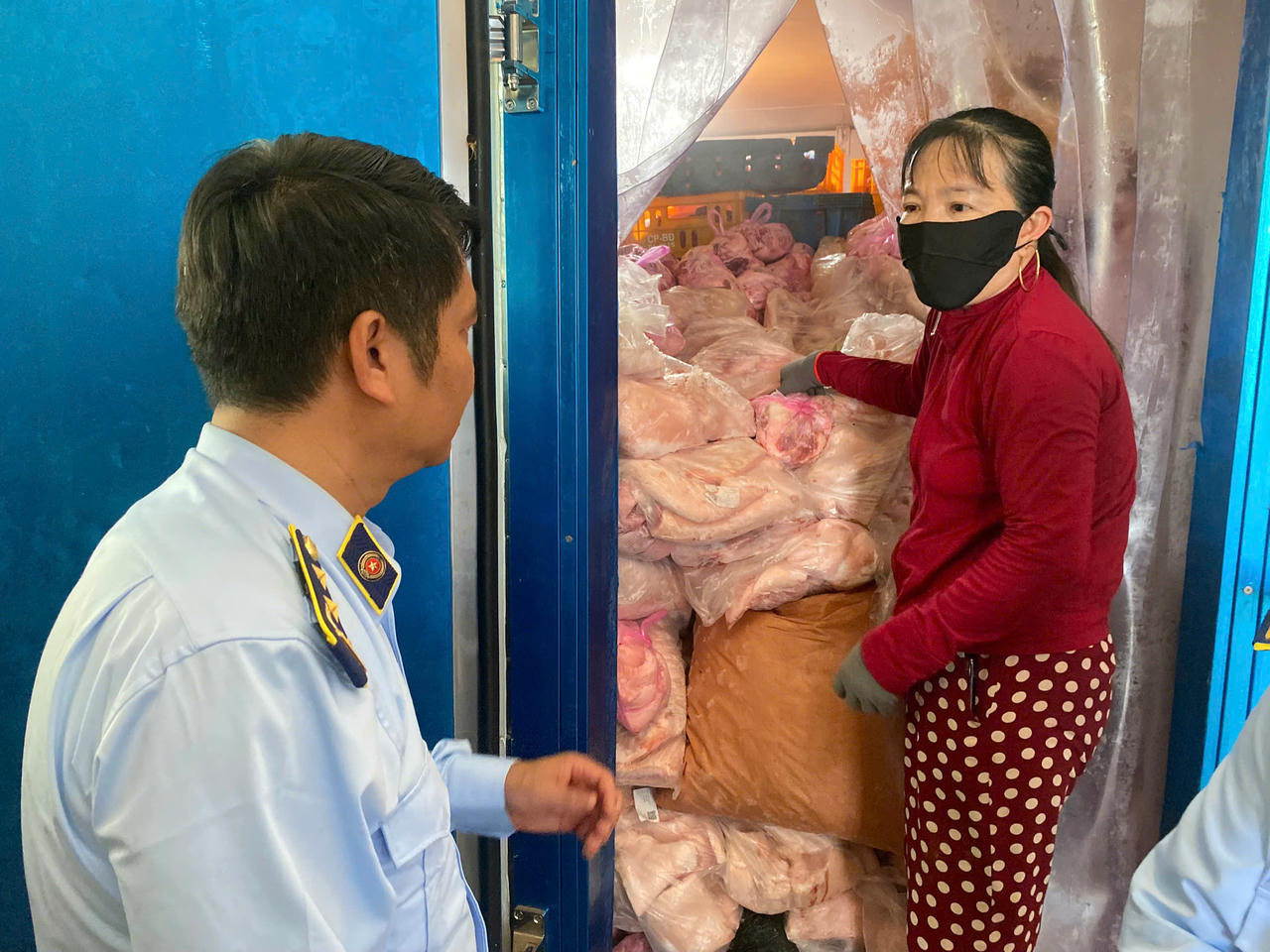 Lực lượng chức năng kiểm tra đột xuất cơ sở kinh doanh thịt heo của bà N.T.T.