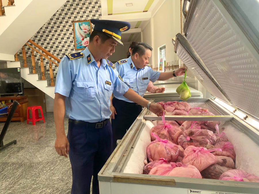 Thu giữ hơn 4 tấn thịt và mỡ heo hôi thối chuẩn bị 'tuồn' ra thị trường