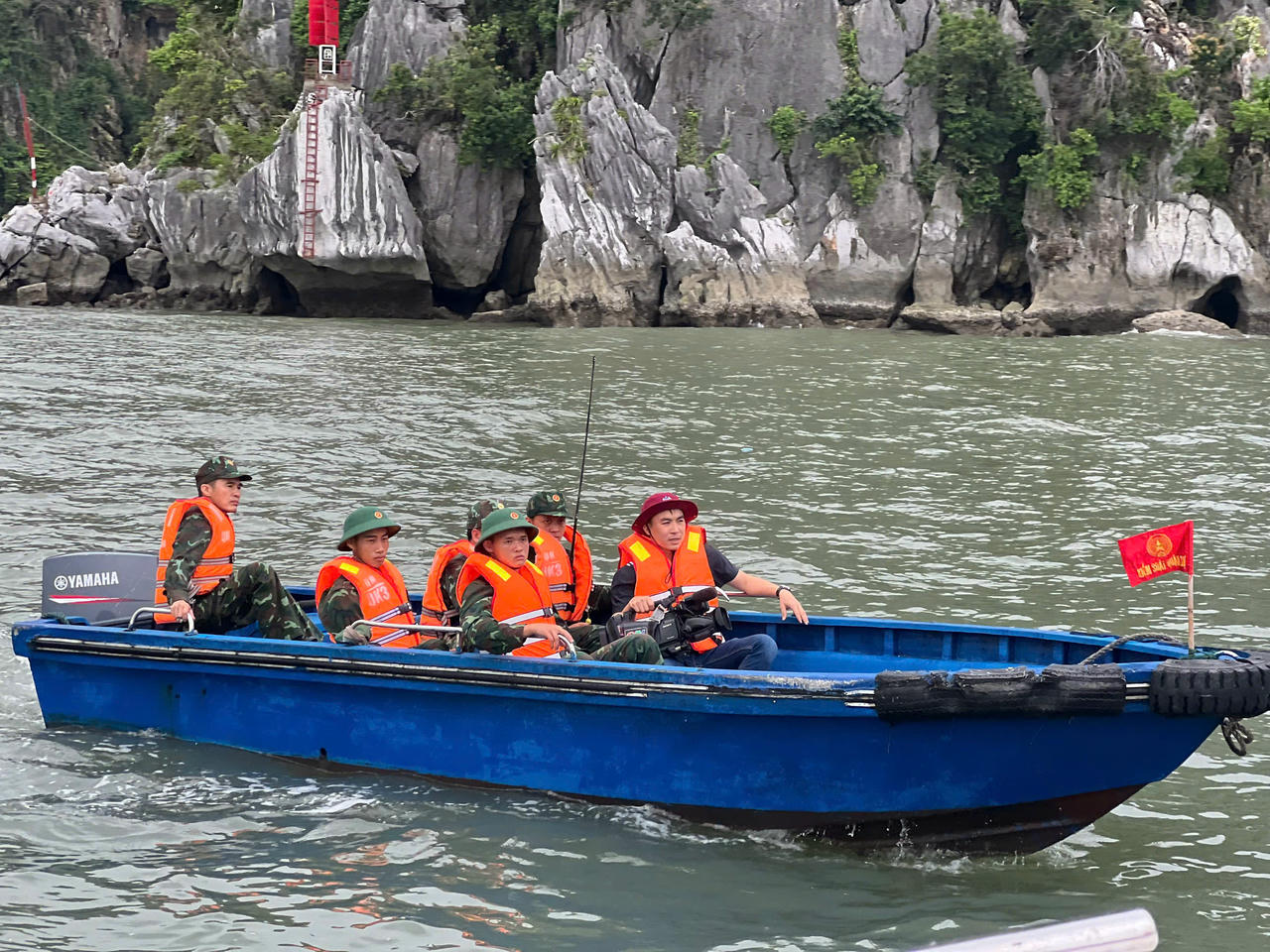Từ 18h-7h hôm sau, các tàu cơ động về đảo Tuần Châu để tổ chức trực ban 24/24h, đảm bảo ứng trực toàn thời gian.